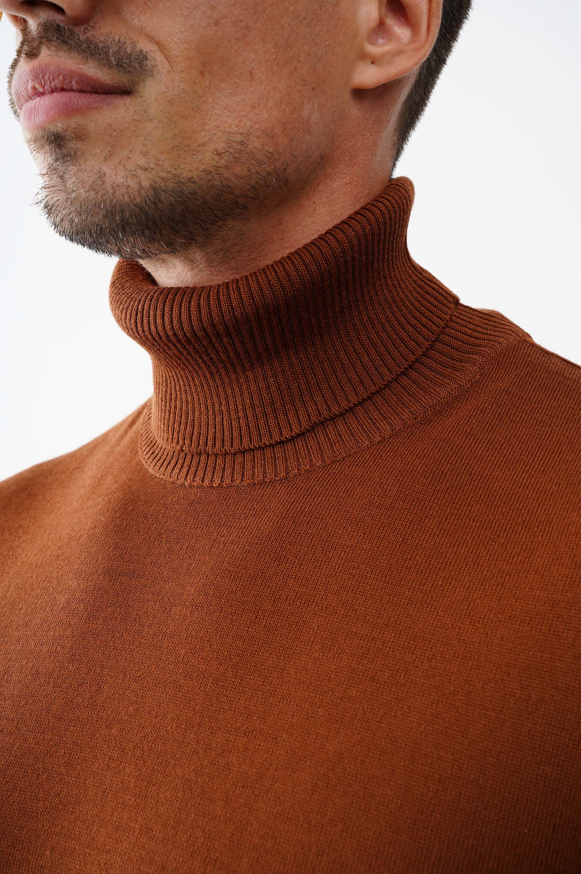 Светр на основі вовни з високим коміром