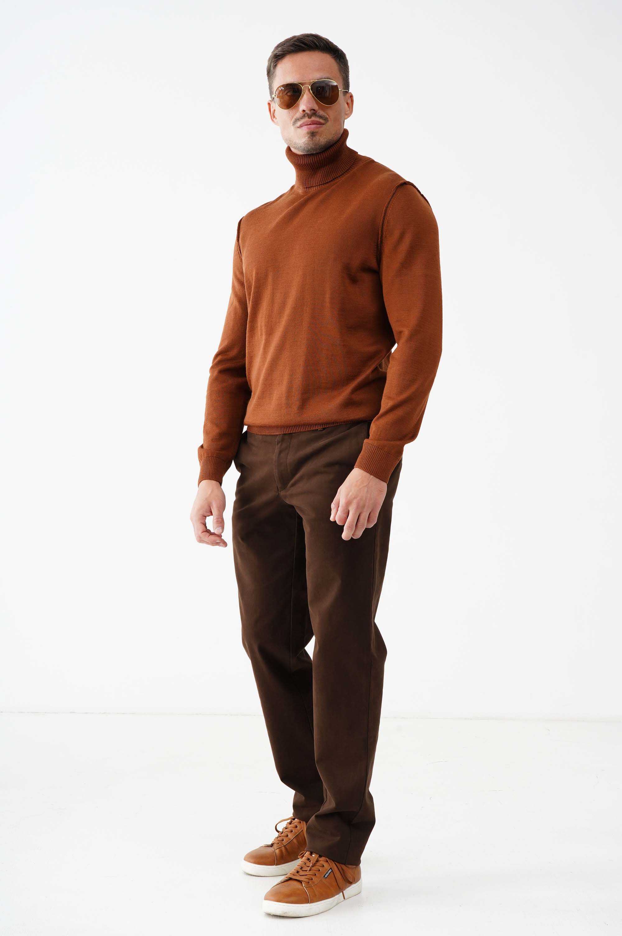 Светр на основі вовни з високим коміром