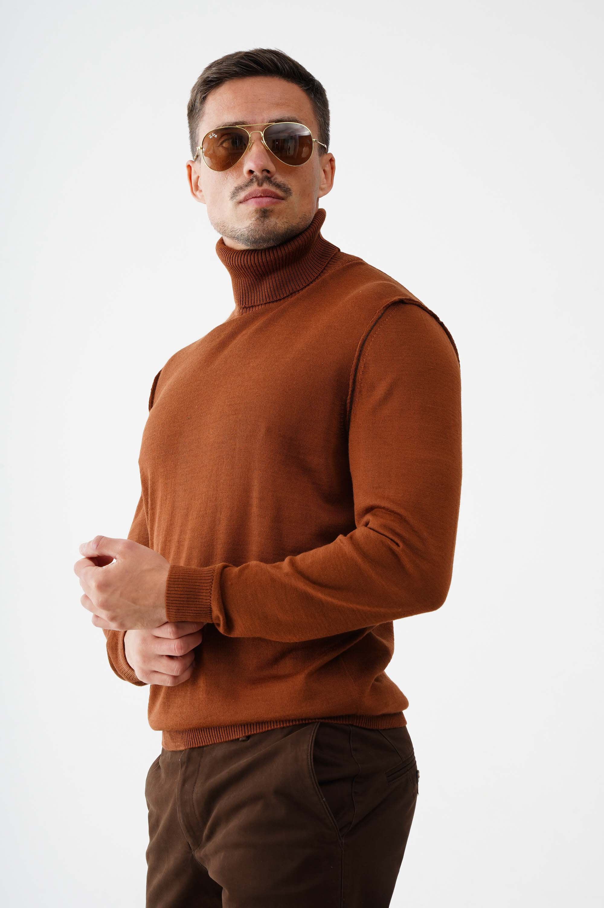 Светр на основі вовни з високим коміром