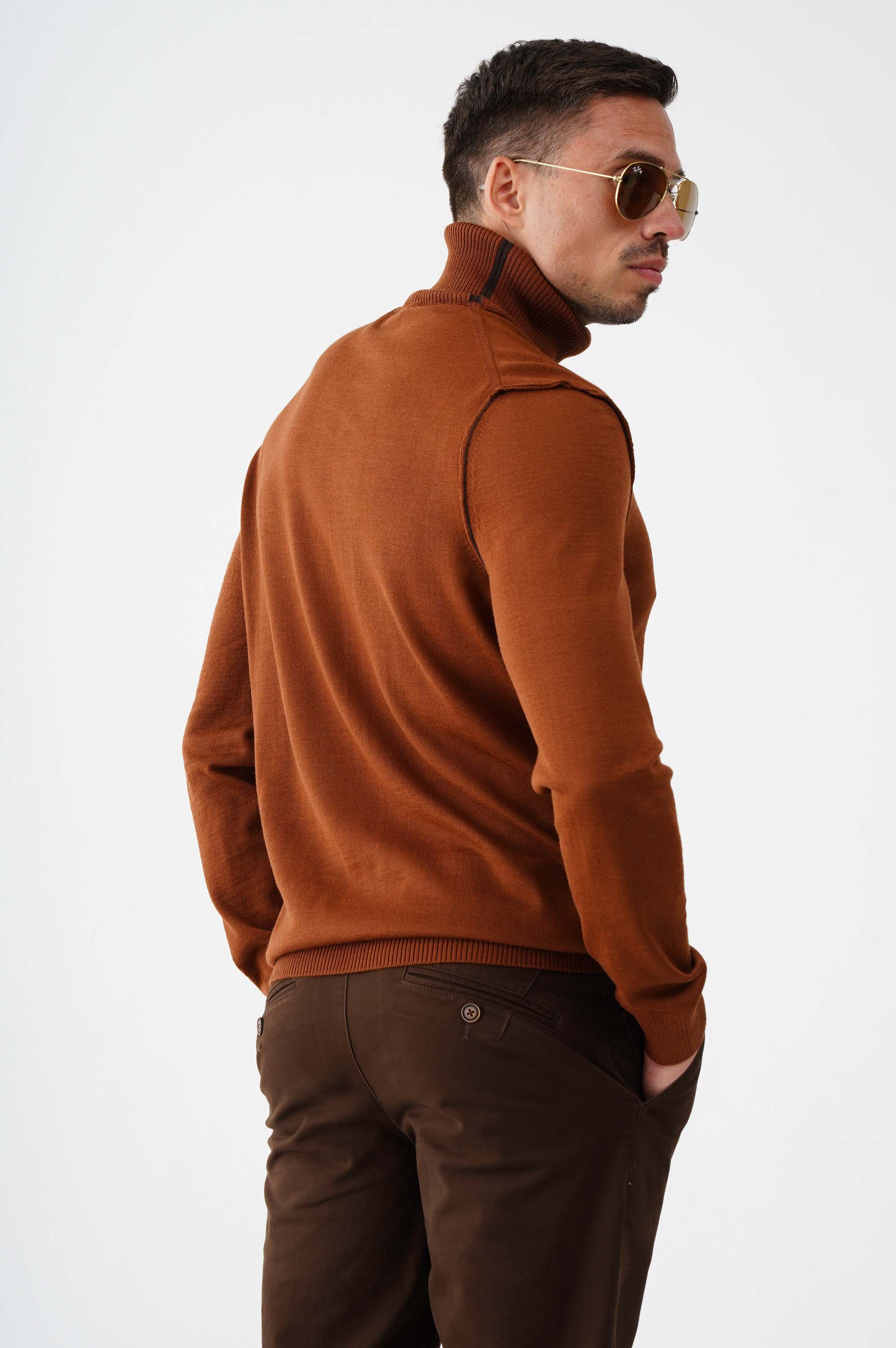 Светр на основі вовни з високим коміром