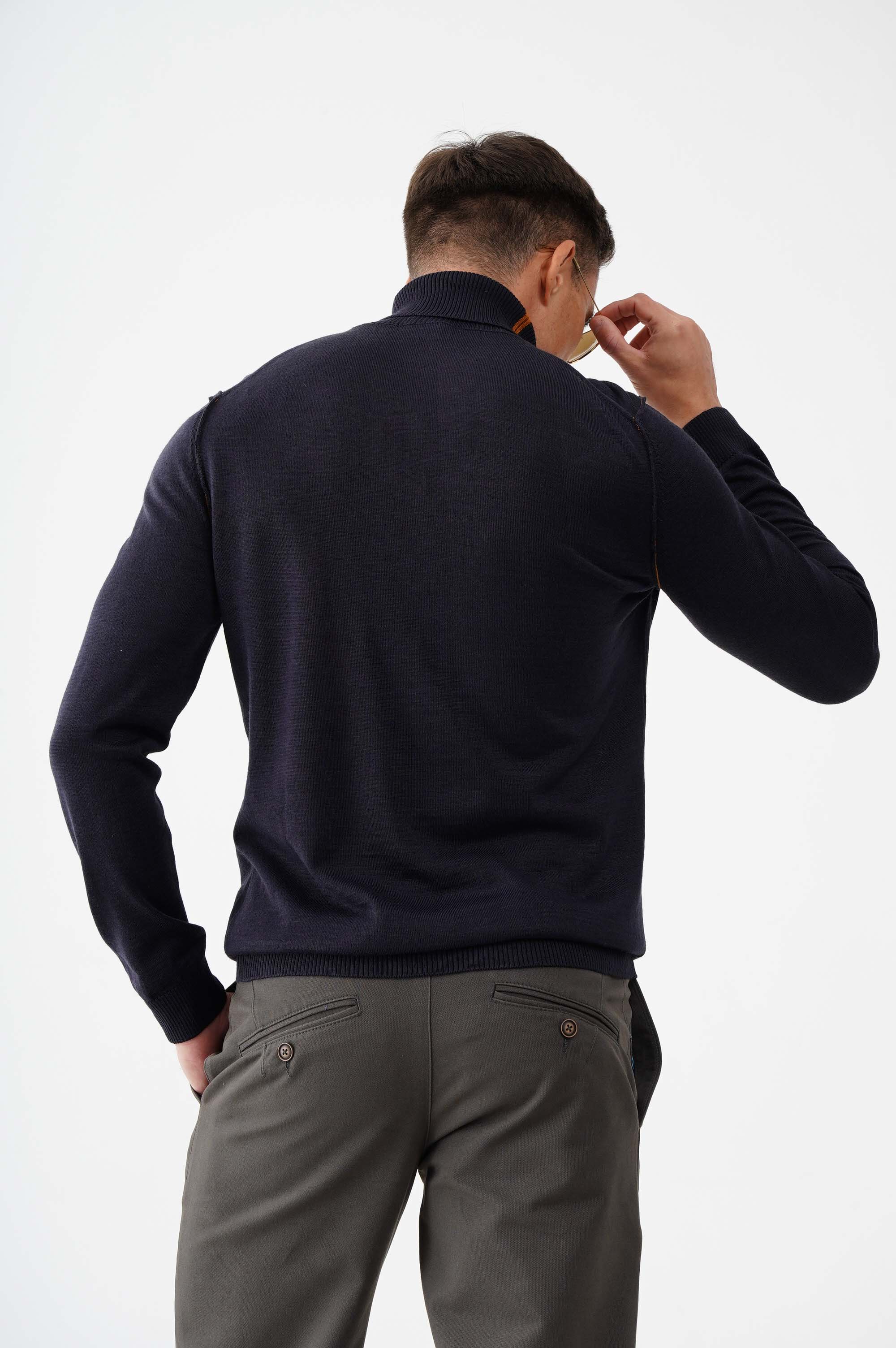 Светр на основі вовни з високим коміром