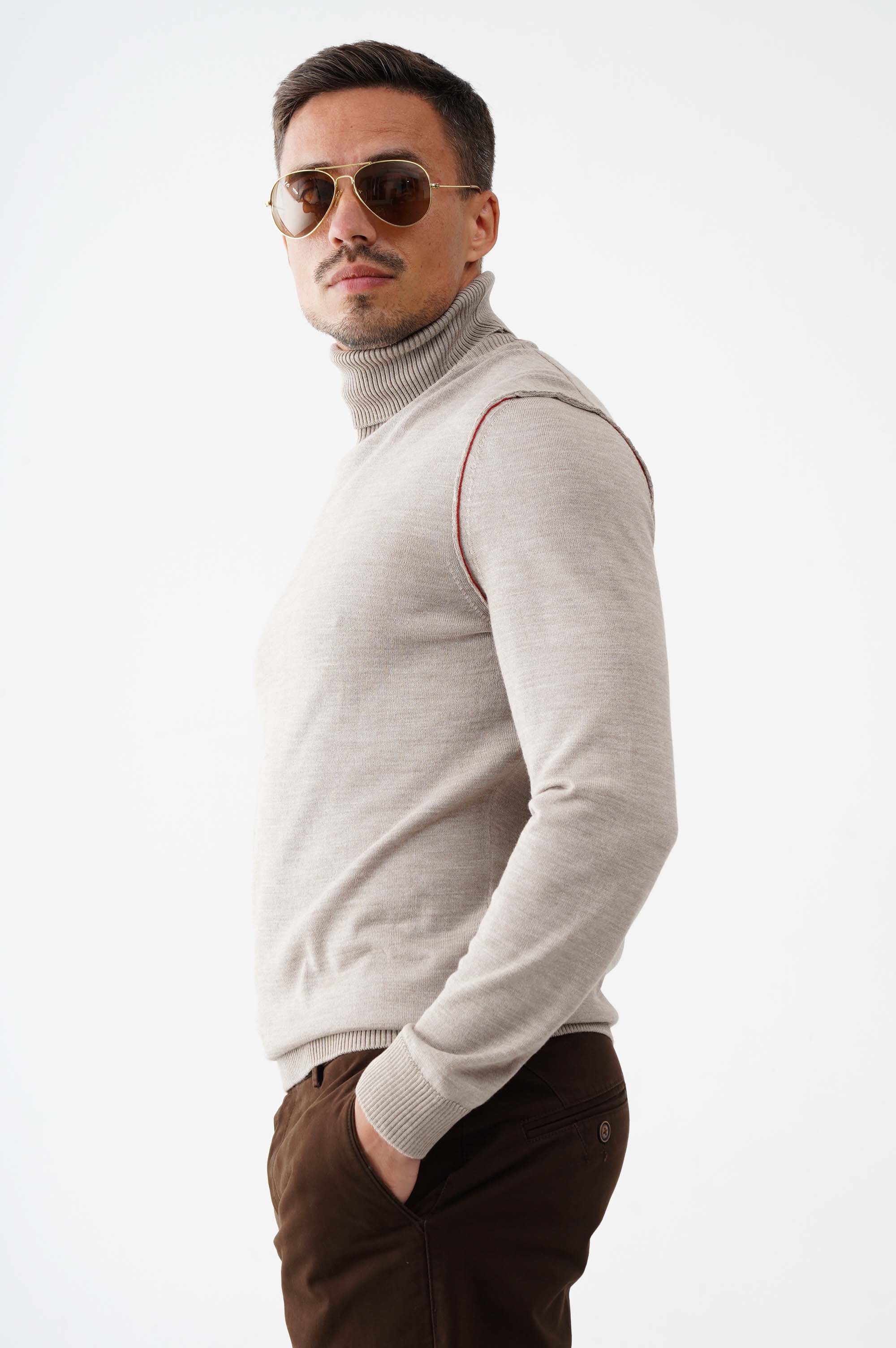 Светр на основі вовни з високим коміром