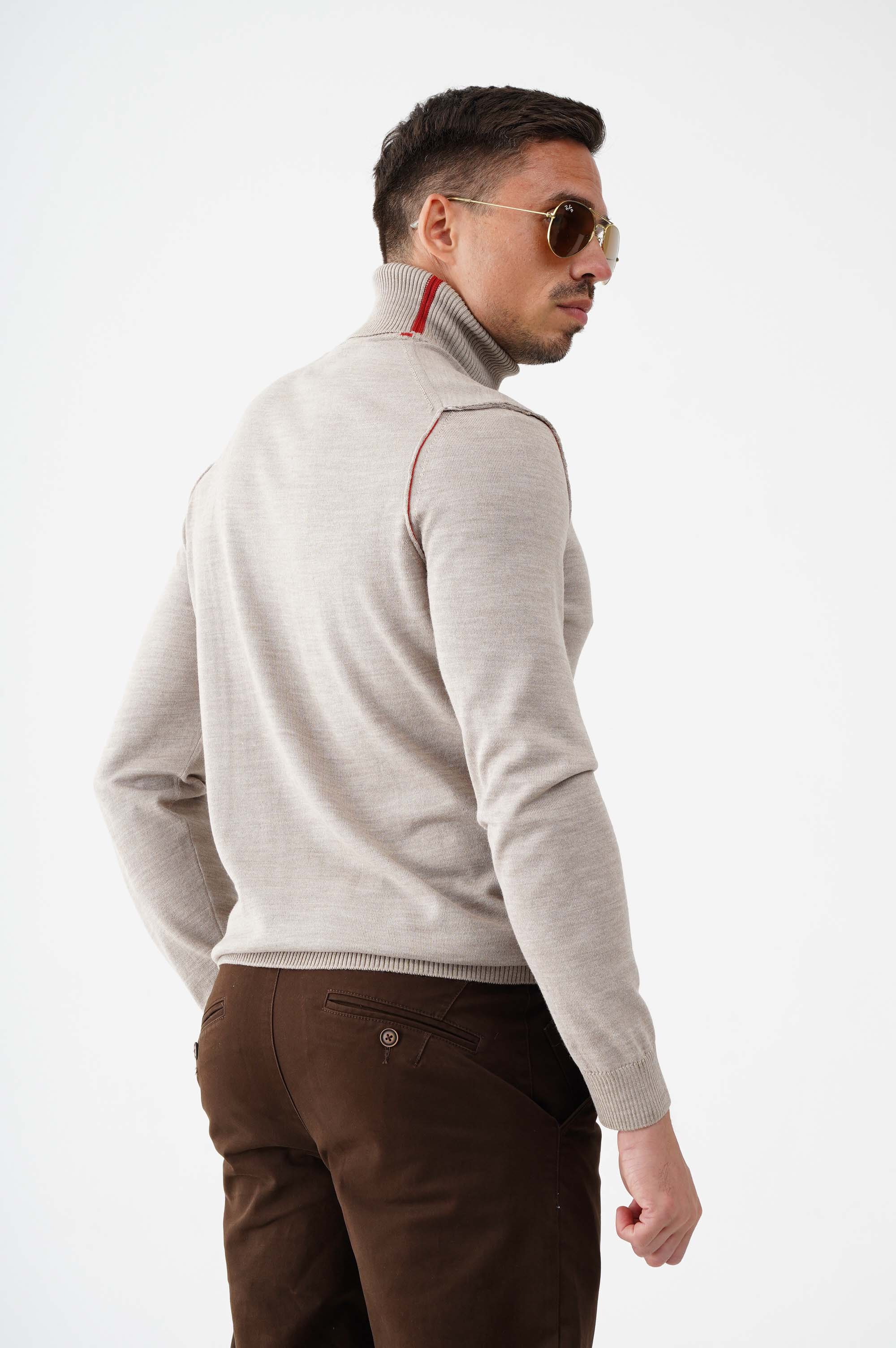 Светр на основі вовни з високим коміром