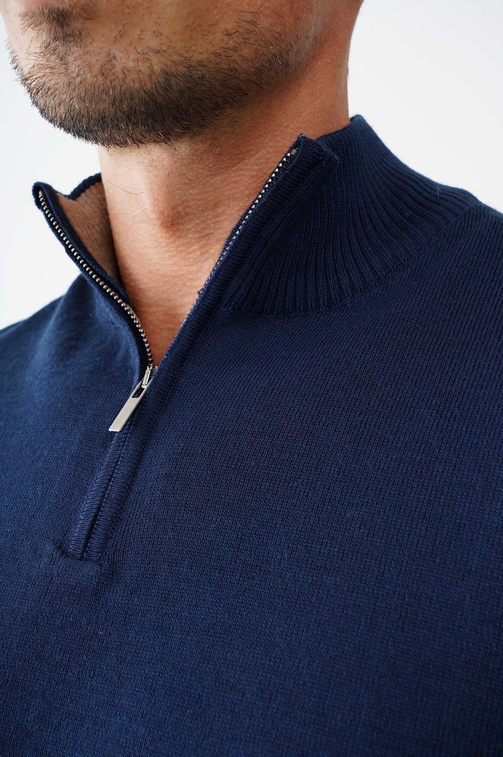 Светр  із блискавкою на комірі