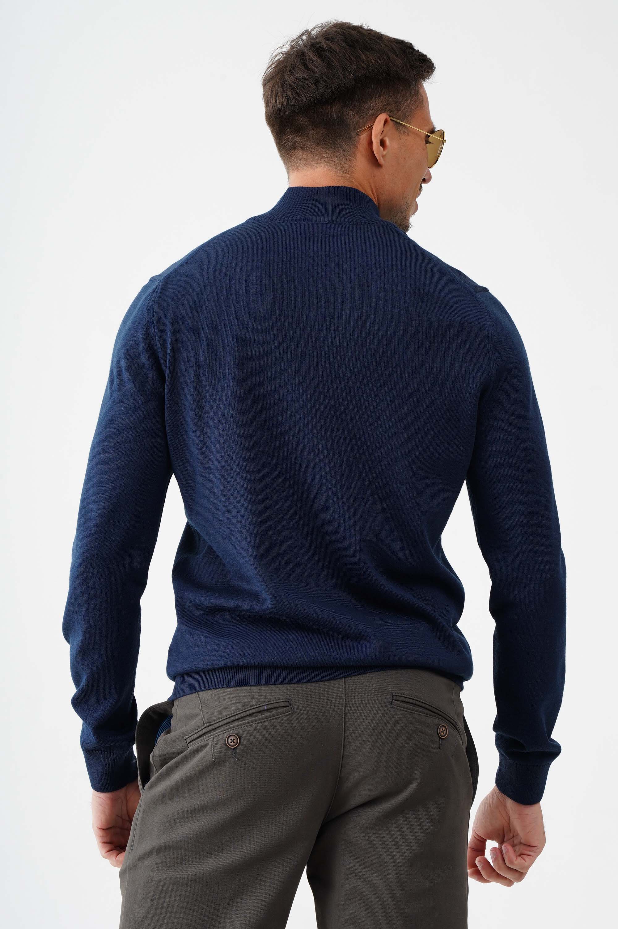 Светр  із блискавкою на комірі