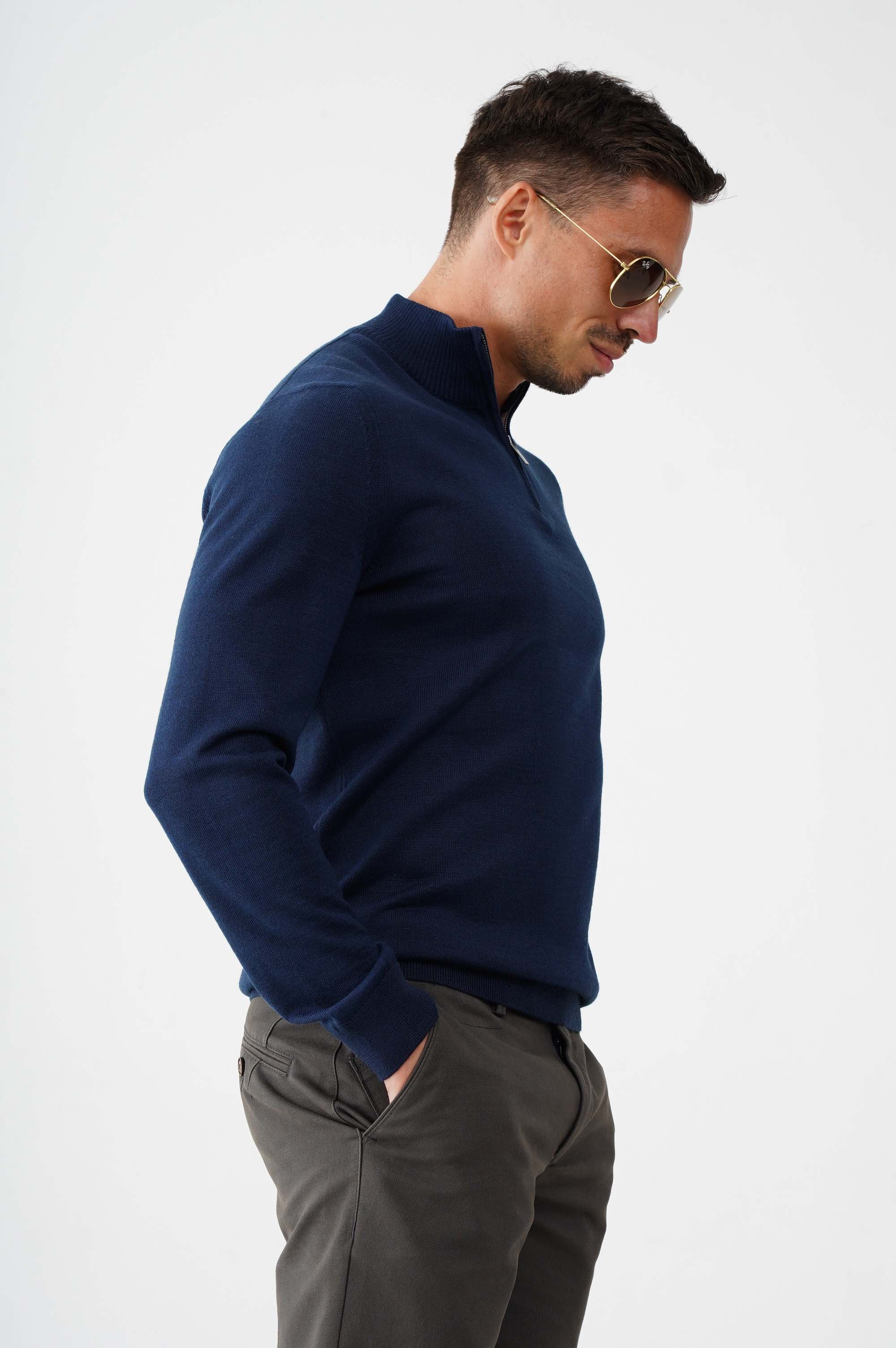 Светр  із блискавкою на комірі