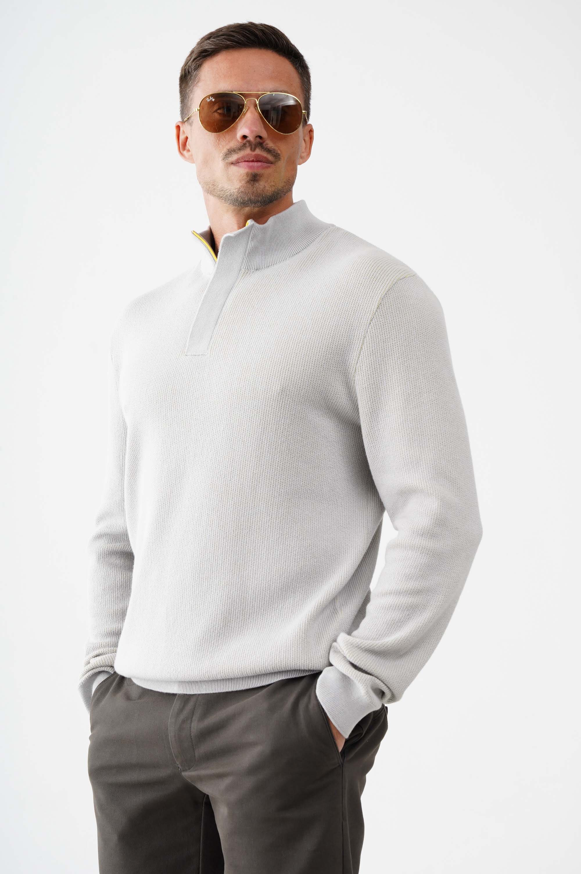 Светр  із коміром стійкою