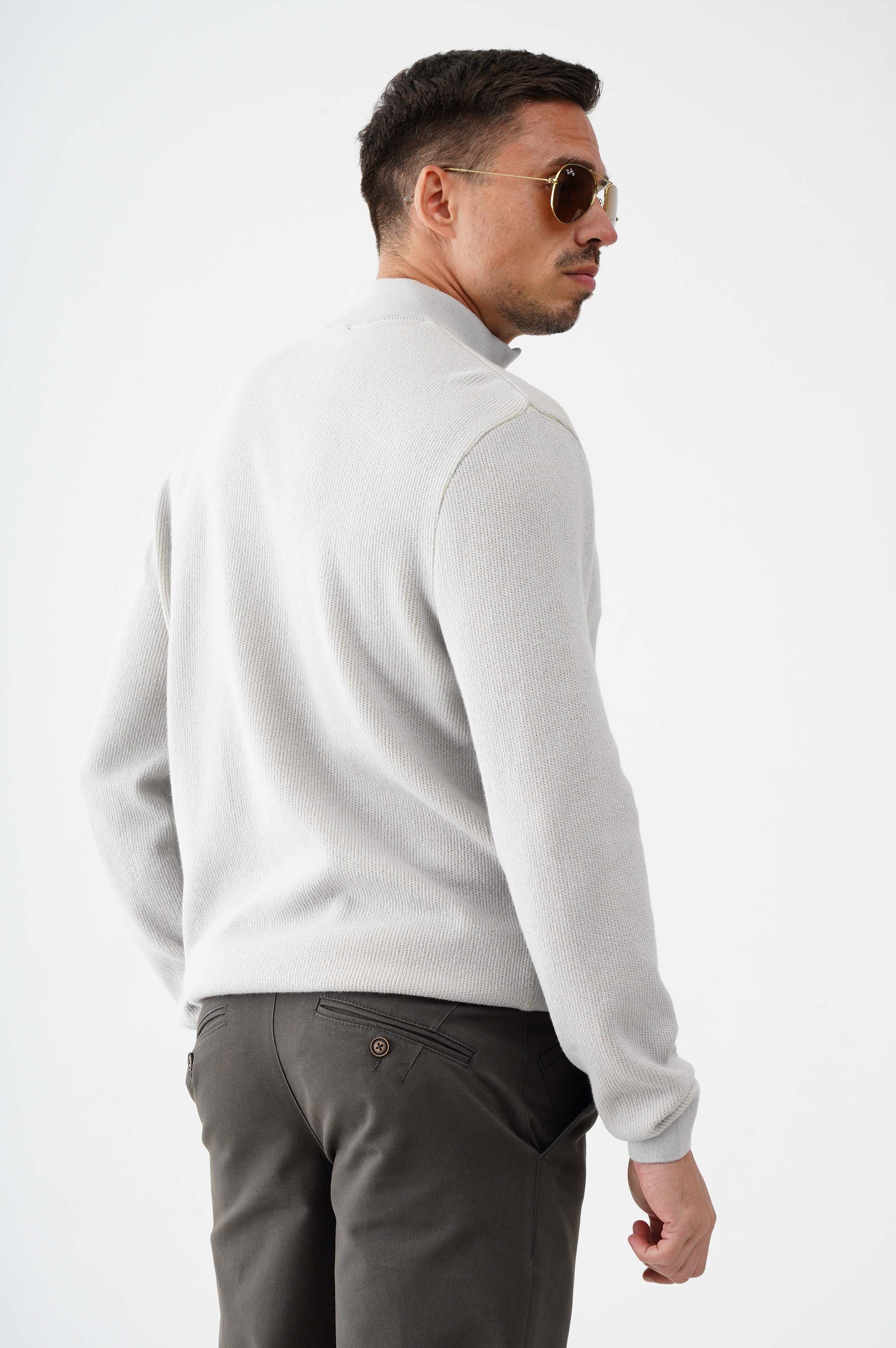 Светр  із коміром стійкою