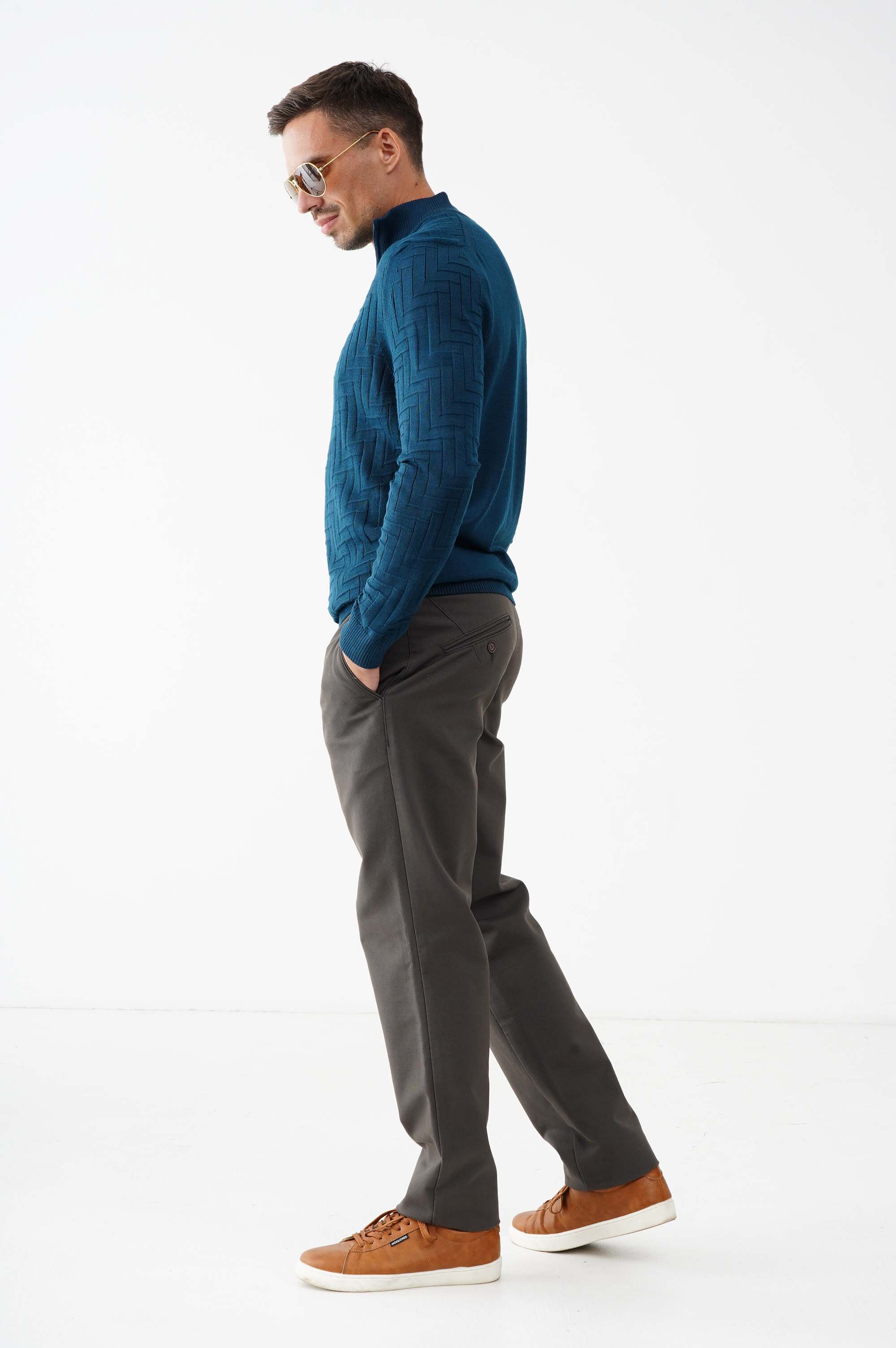 Светр  із блискавкою на комірі