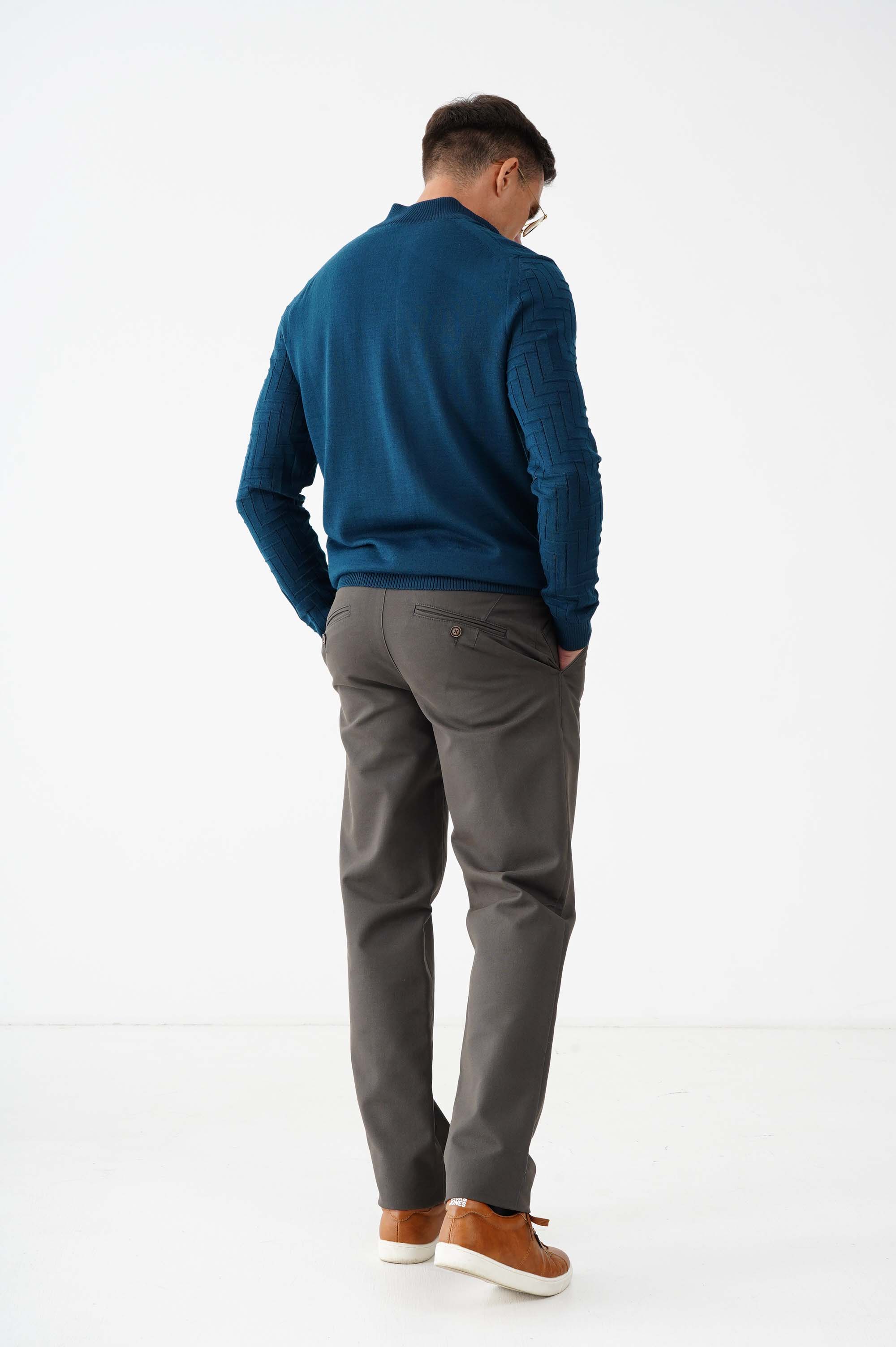 Светр  із блискавкою на комірі