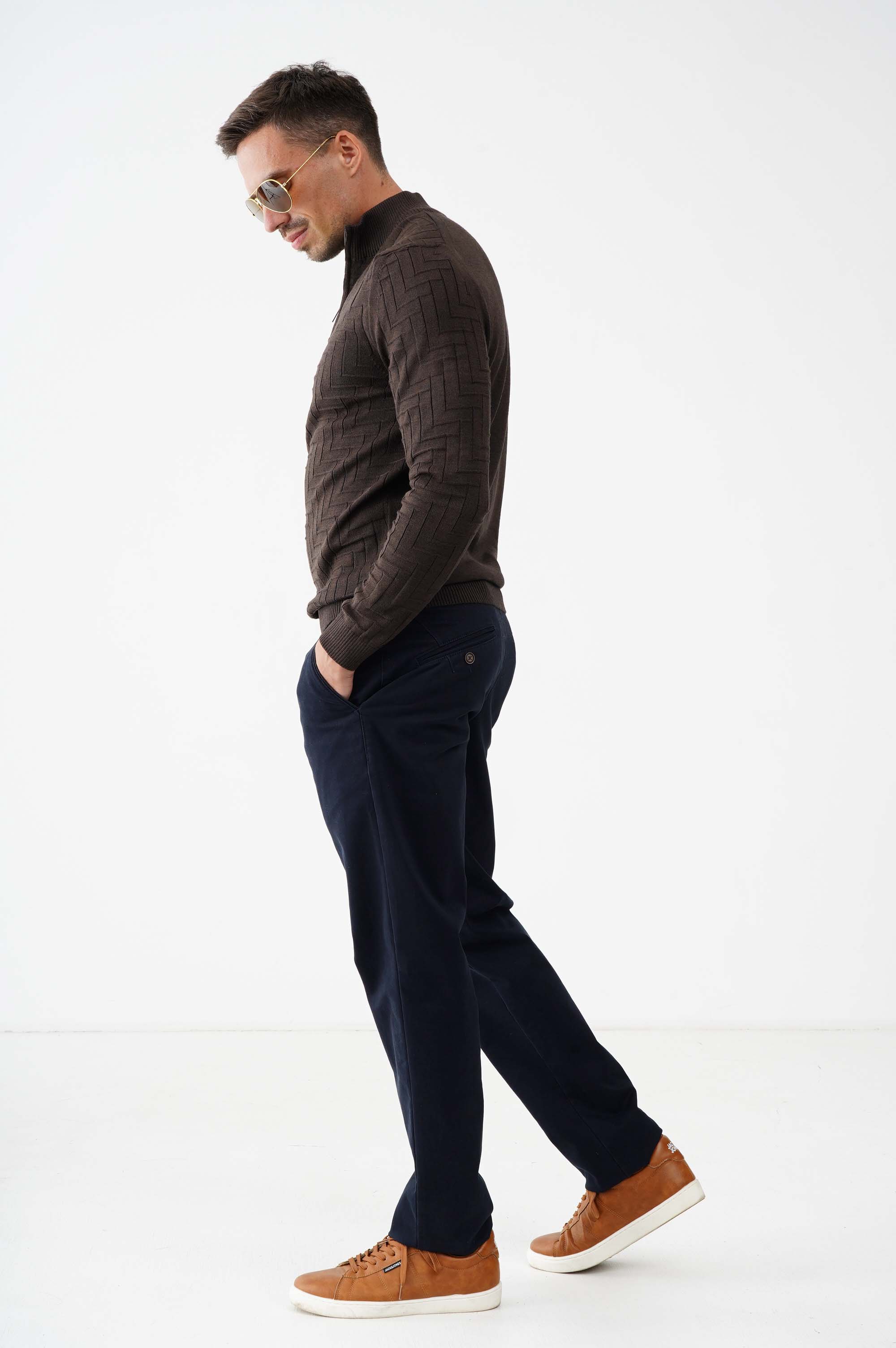 Светр  із блискавкою на комірі