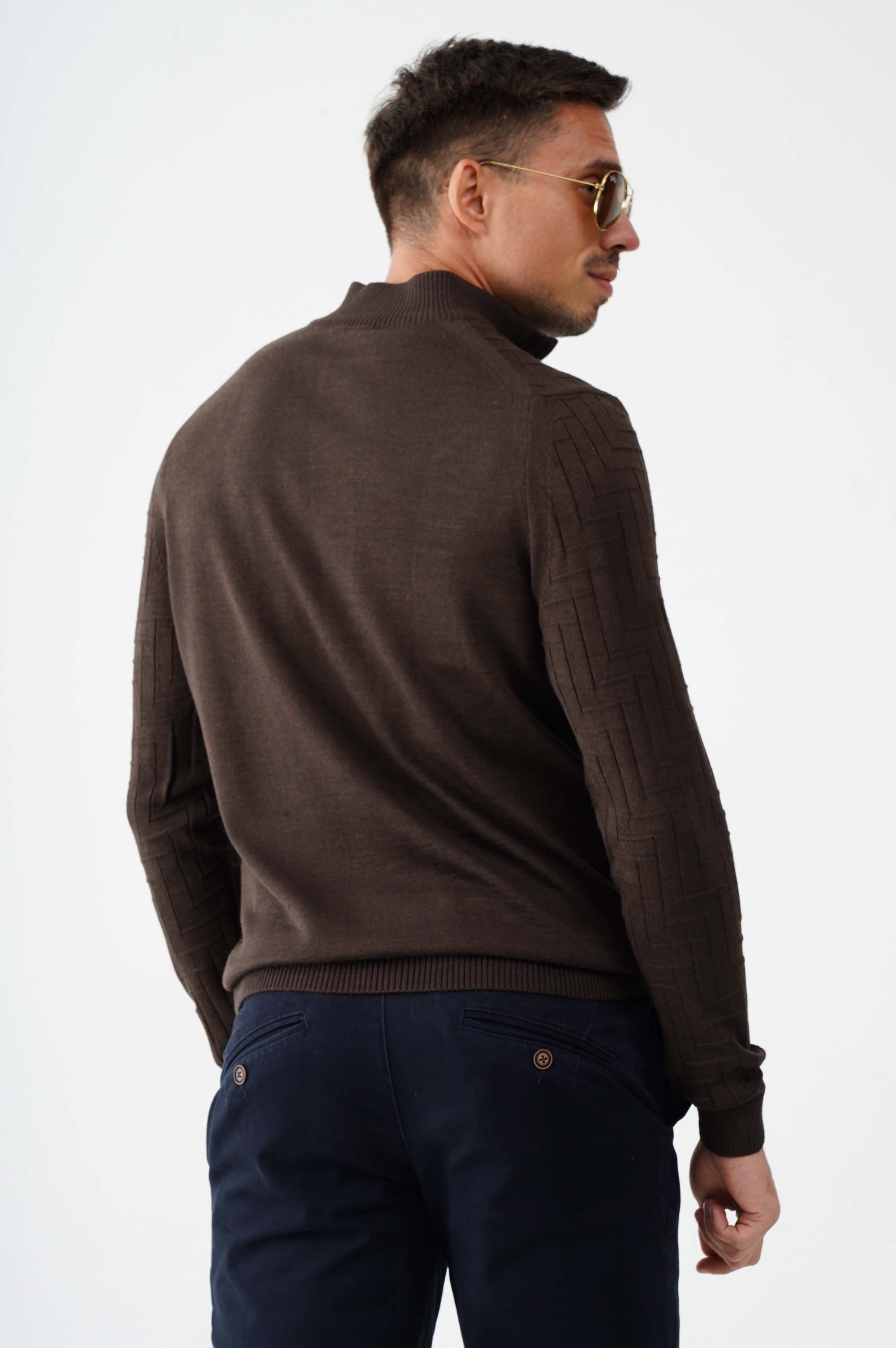 Светр  із блискавкою на комірі