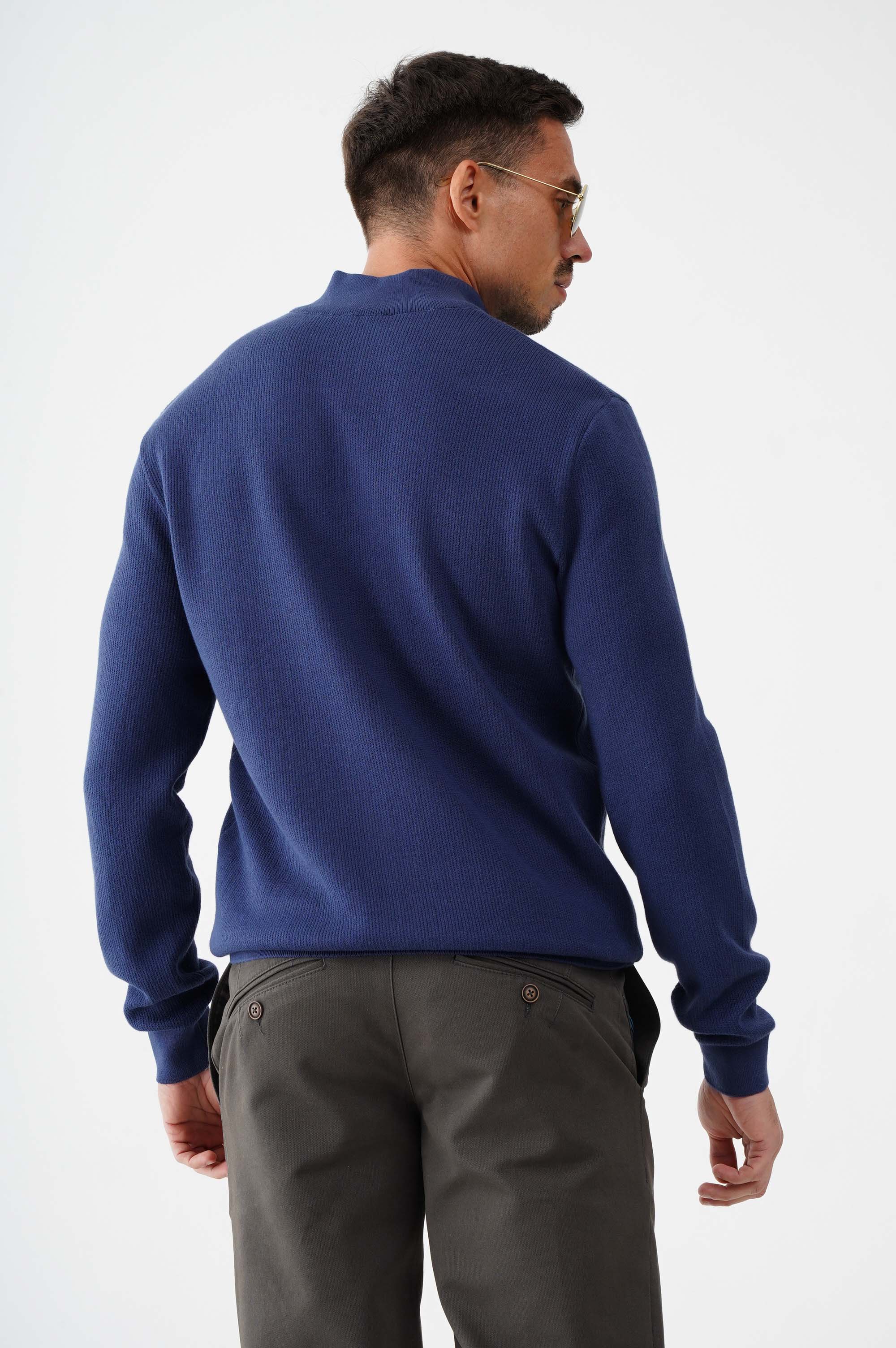 Светр  із коміром стійкою