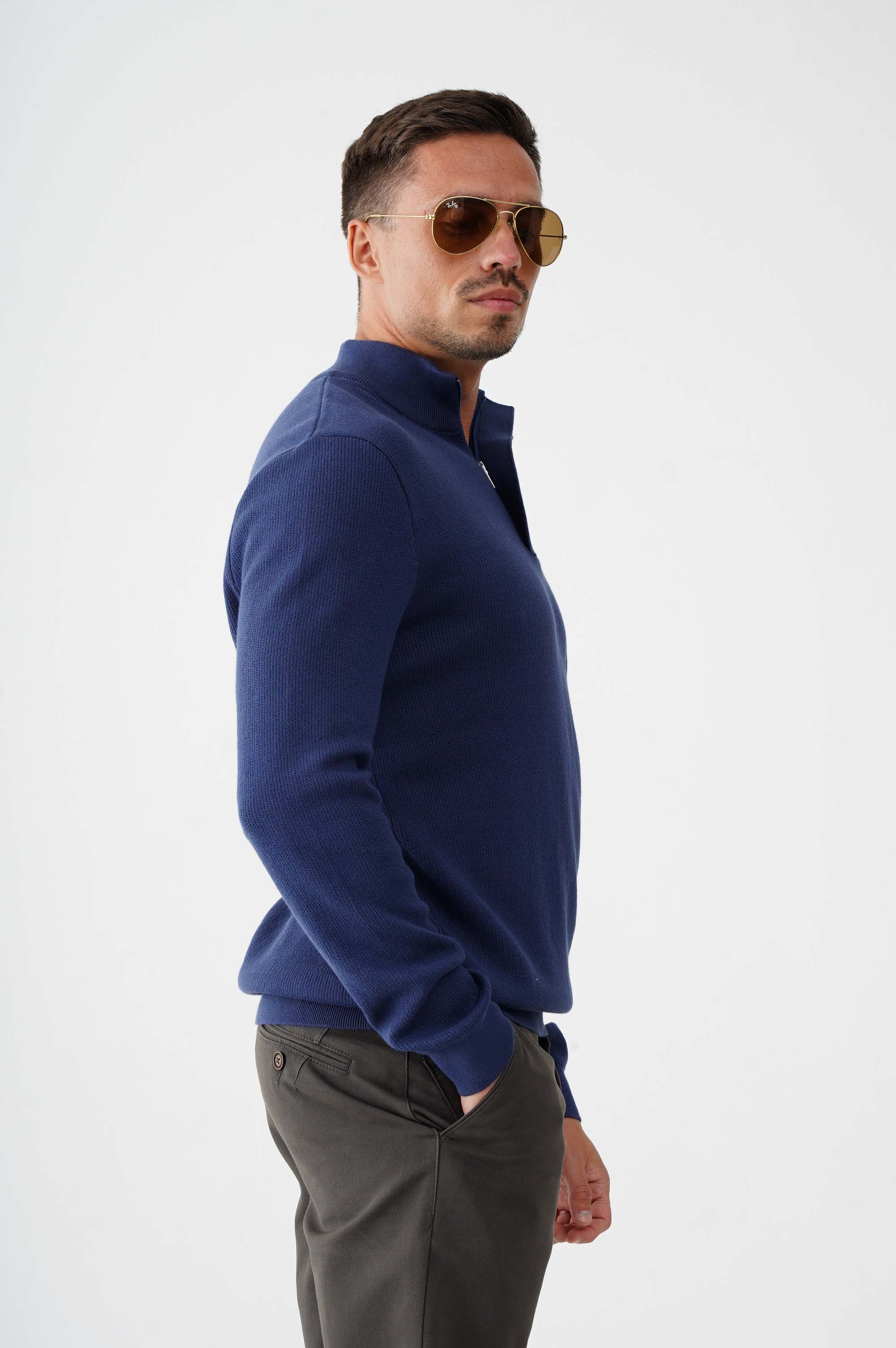 Светр  із коміром стійкою