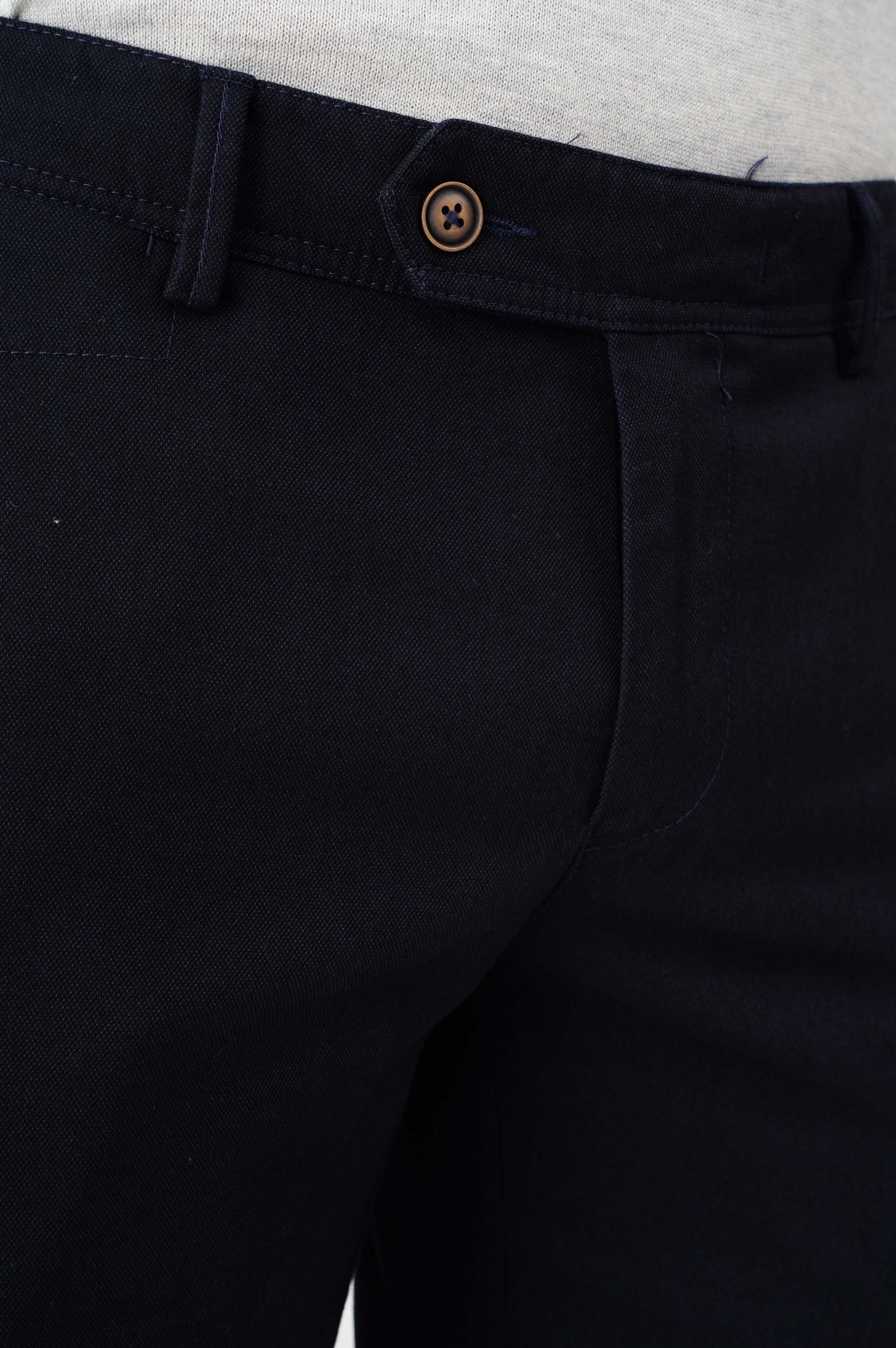 Штани вузького крою