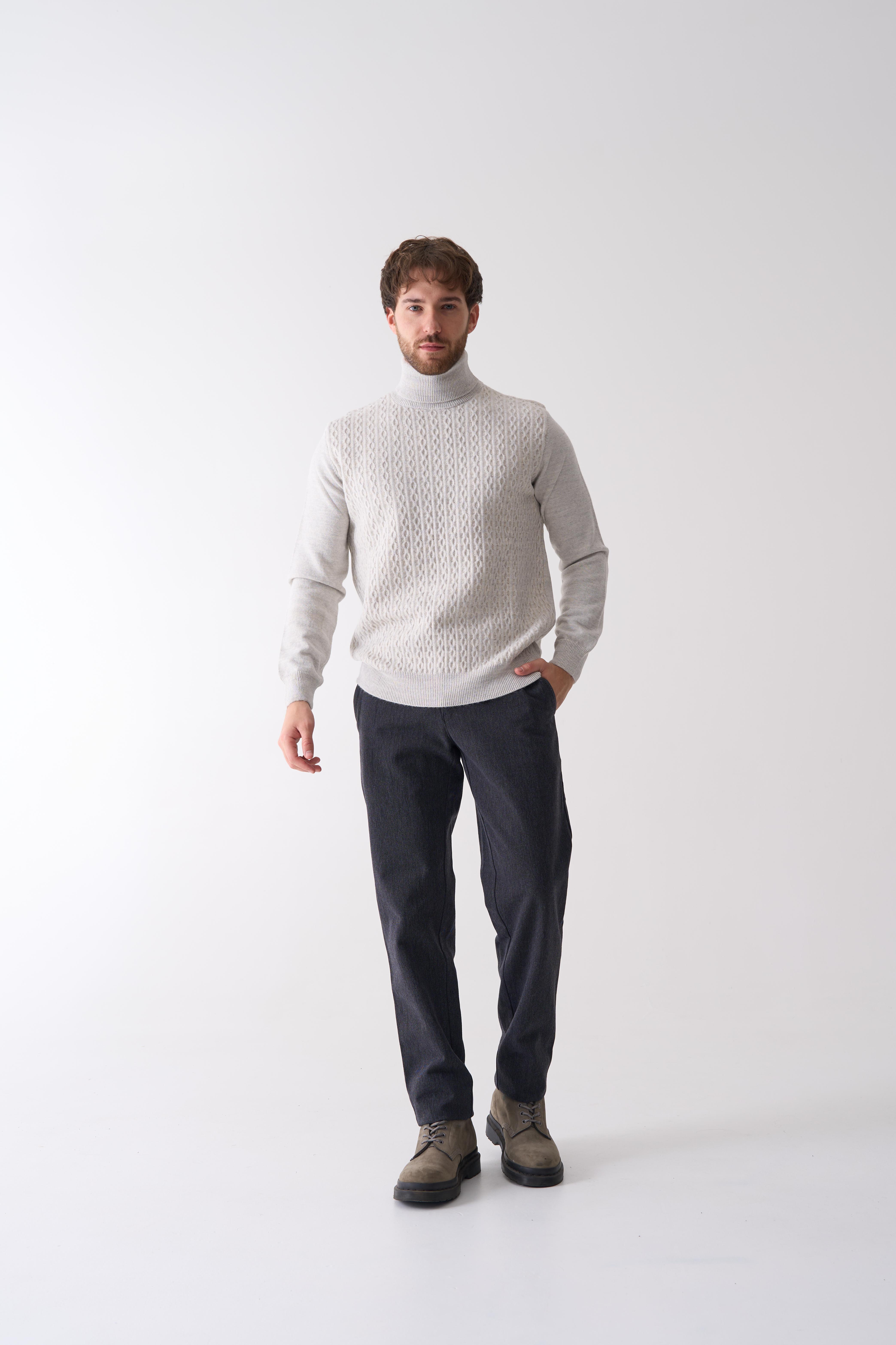 Светр з високим коміром