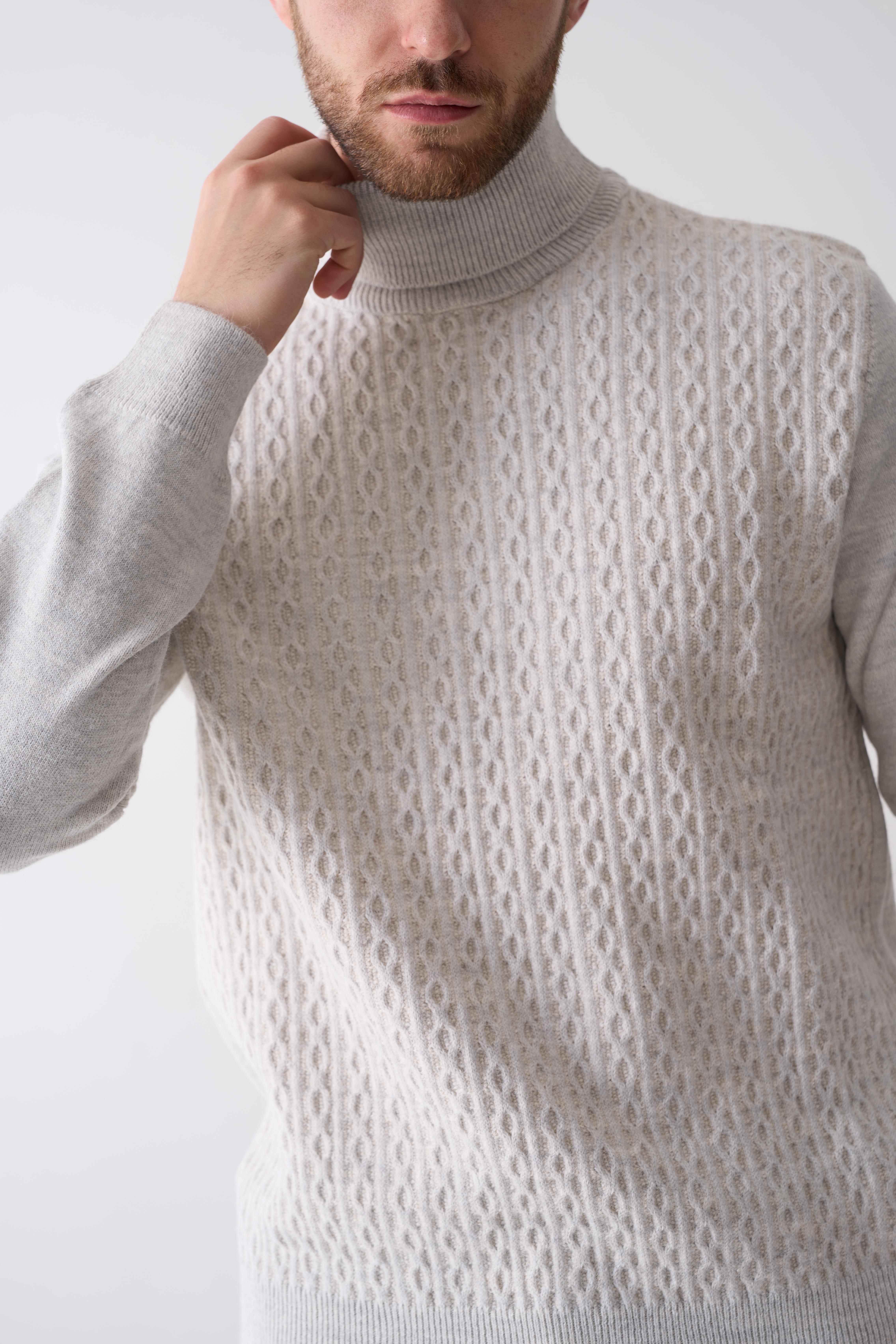 Светр з високим коміром