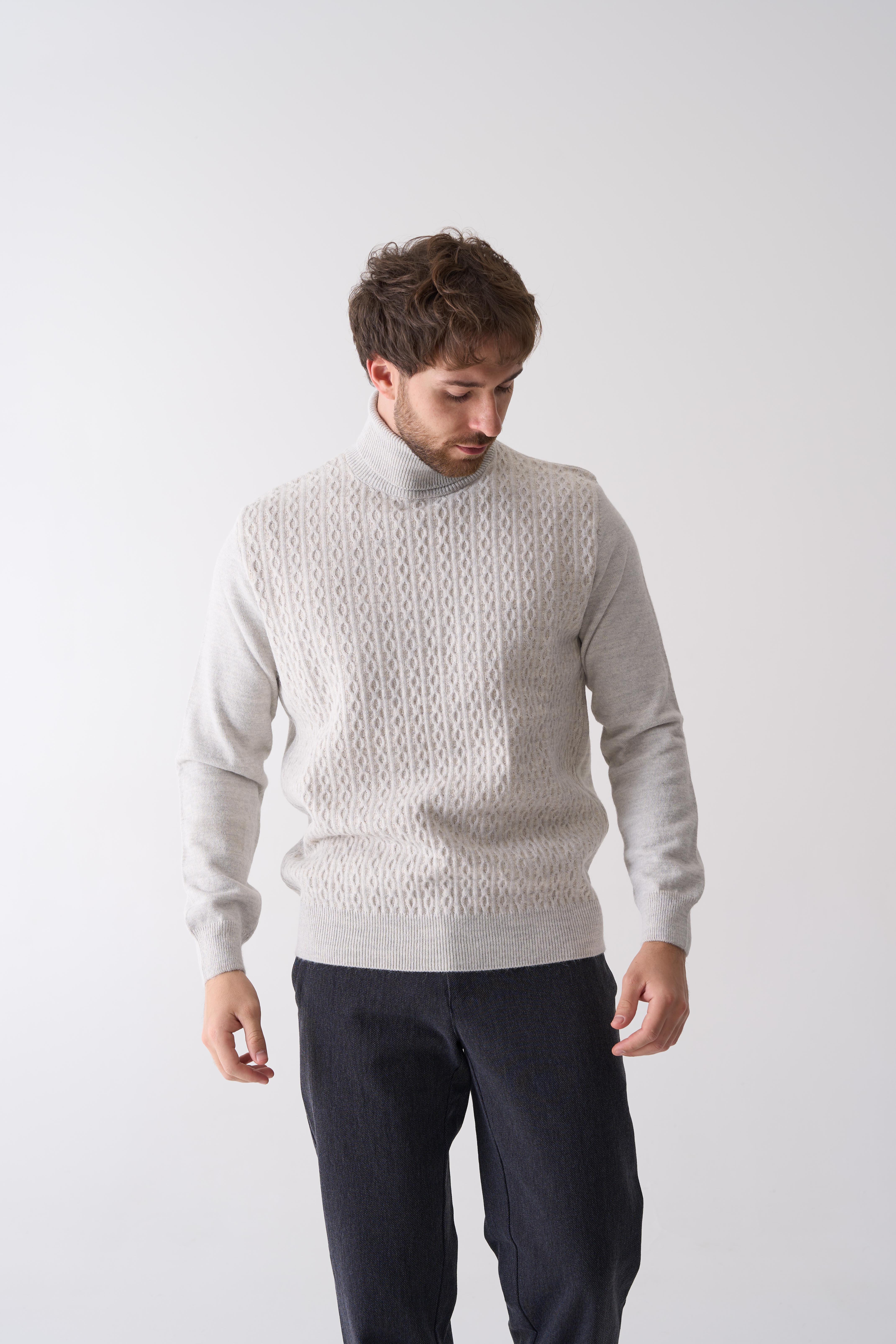 Светр з високим коміром